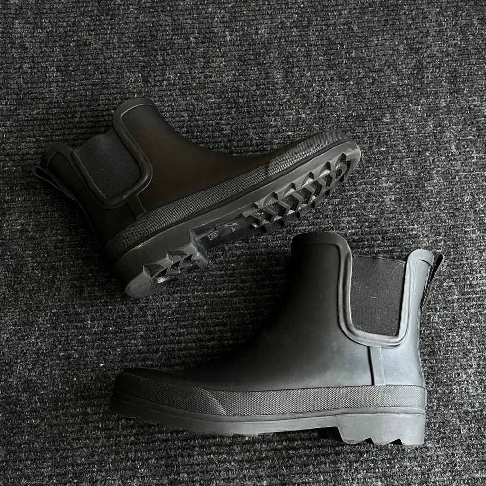 J.Crew Matte Black Rubber Chelsea Rain Boots Womens Size 8 Lug Sole Ankle Boot